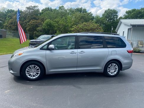 Used 2017 Toyota Sienna XLE FWD image 8