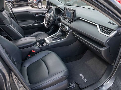 Used 2021 Toyota RAV4 XLE Premium image 19