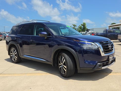Used 2024 Nissan Pathfinder Platinum w/ Cargo Package FWD image 3