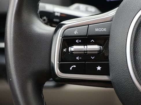 Used 2025 Kia Carnival FWD image 18