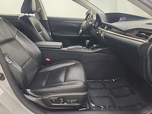 Used 2015 Lexus ES 350 w/ Luxury Package FWD image 13