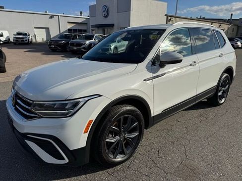 Certified 2022 Volkswagen Tiguan SE w/ Panoramic Sunroof Package image 1