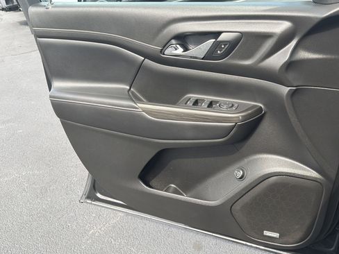 Used 2020 GMC Acadia SLT w/ Driver Alert Package II image 18