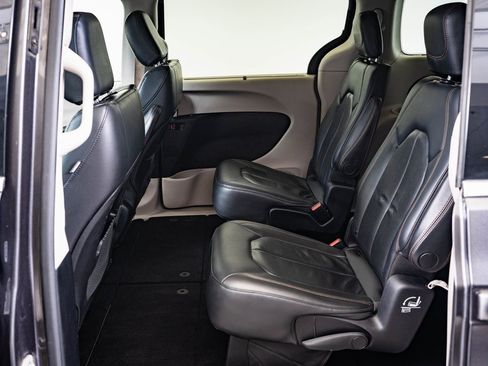 Used 2019 Chrysler Pacifica Touring-L image 30