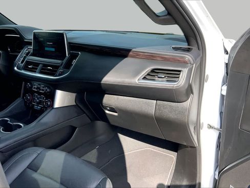 Certified 2024 Chevrolet Suburban LT RWD image 18