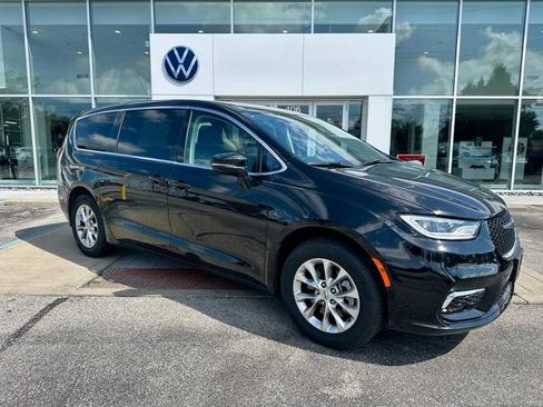 Used 2024 Chrysler Pacifica Touring-L AWD/4WD image 1