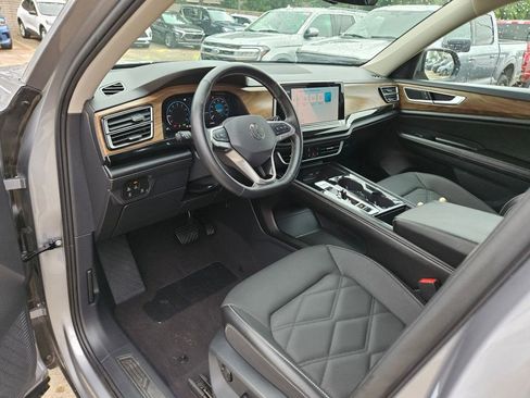 Used 2024 Volkswagen Atlas SE FWD image 13