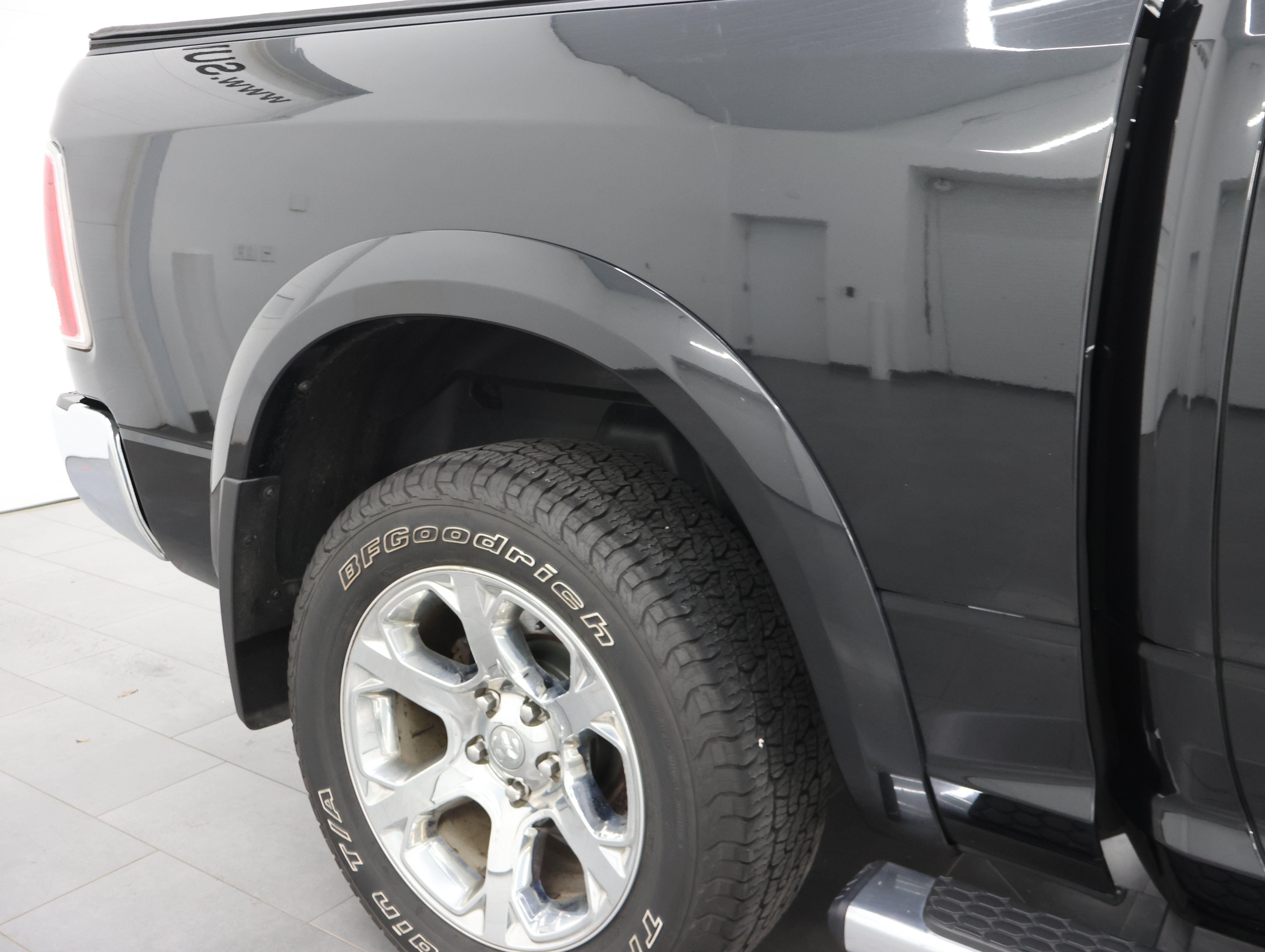 Used 2018 RAM 1500 Laramie w/ Convenience Group AWD/4WD image 28