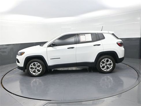 Used 2025 Jeep Compass Sport image 4