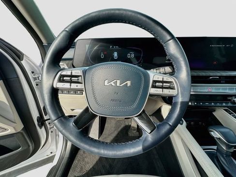 Used 2025 Kia Telluride EX w/ EX Captain's Chair Package AWD/4WD image 12