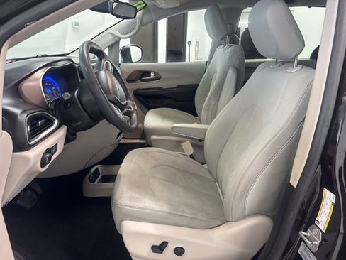 Used 2017 Chrysler Pacifica LX image 14