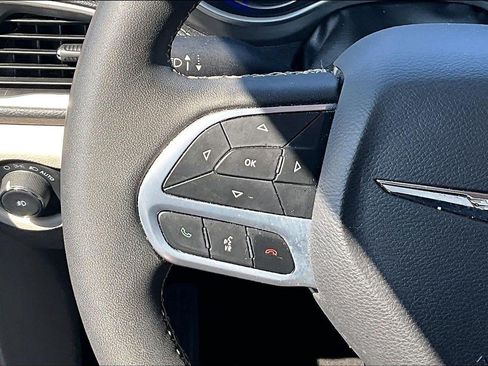 Used 2023 Chrysler Pacifica Touring-L FWD image 17