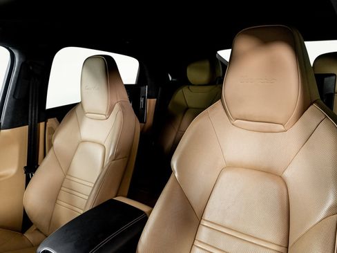 Used 2023 Porsche Cayenne Turbo w/ Premium Package Plus (PI3) image 3