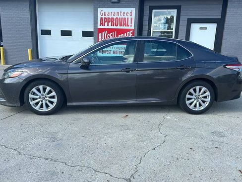 Used 2018 Toyota Camry LE FWD image 2