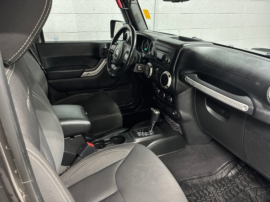 Used 2018 Jeep Wrangler Unlimited Sahara w/ Connectivity Group AWD/4WD image 7