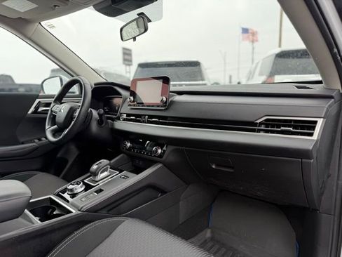 Used 2023 Mitsubishi Outlander ES image 18