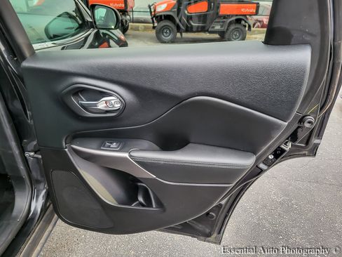 Used 2019 Jeep Cherokee Limited image 28