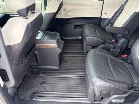 Used 2025 Toyota Sienna Platinum FWD image 25