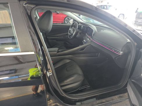 Used 2023 Hyundai Elantra Limited FWD image 3