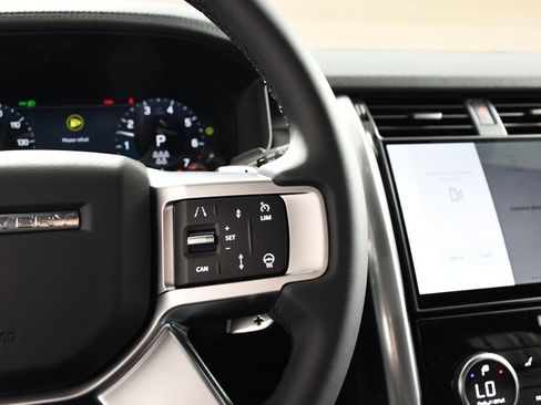 Certified 2025 Land Rover Discovery Dynamic SE image 30