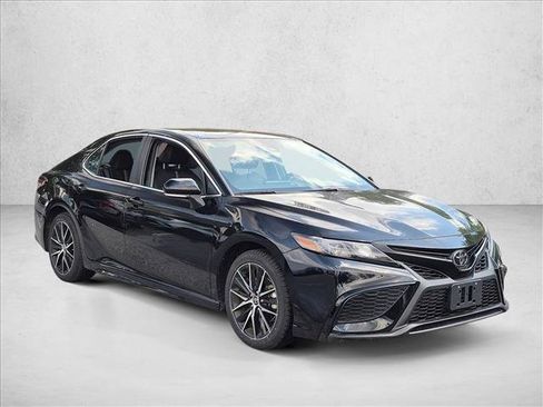 Used 2023 Toyota Camry SE FWD image 3