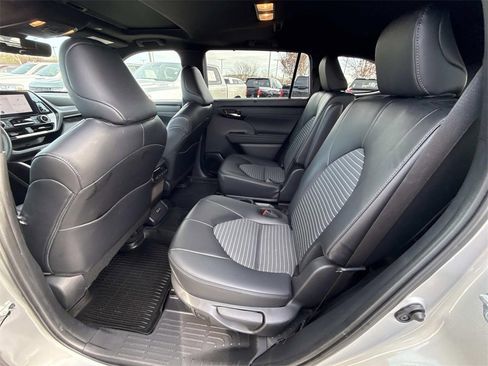 Used 2024 Toyota Highlander XSE image 17