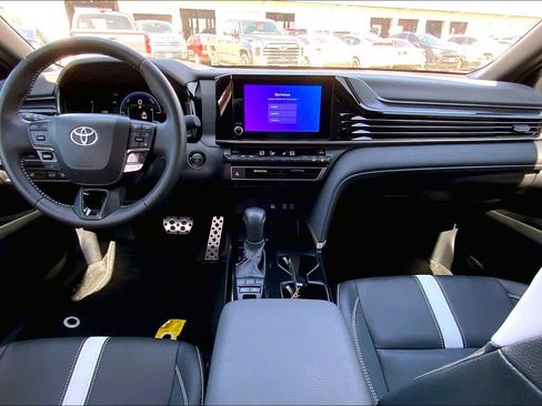 Used 2025 Toyota Camry SE w/ Convenience Package image 15