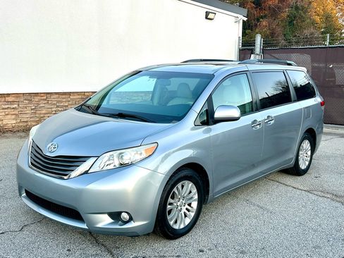 Used 2011 Toyota Sienna XLE image 2