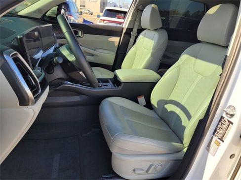 Used 2025 Kia Sorento EX w/ Panoramic Sunroof Package image 8