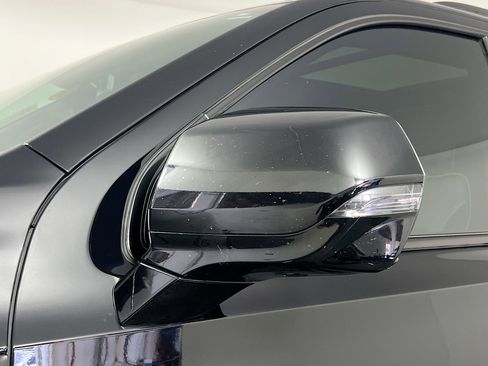 Used 2023 GMC Yukon SLT w/ SLT Luxury Package image 12