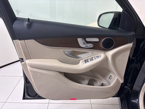 Used 2020 Mercedes-Benz GLC 300 4MATIC w/ Premium Package image 15