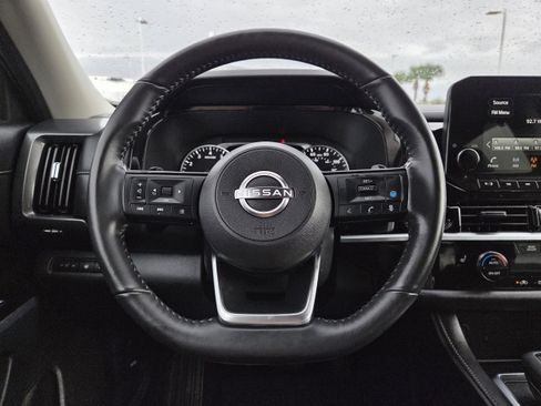 Used 2025 Nissan Pathfinder SL image 39