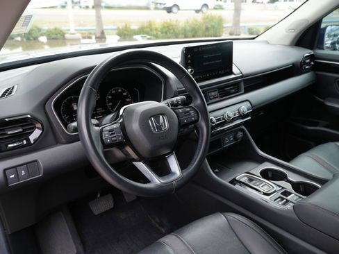 Used 2025 Honda Pilot Touring image 10