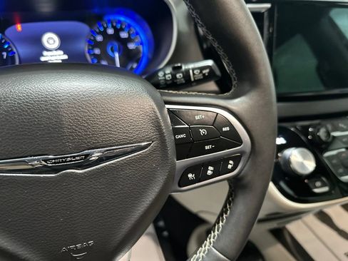 Used 2023 Chrysler Pacifica Touring-L FWD image 18