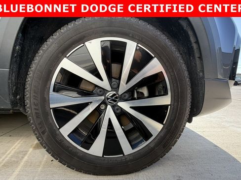 Used 2022 Volkswagen Taos SE w/ Panoramic Sunroof Package FWD image 10