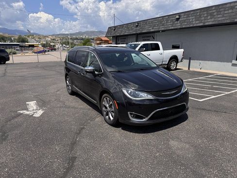 Used 2017 Chrysler Pacifica Limited FWD image 1