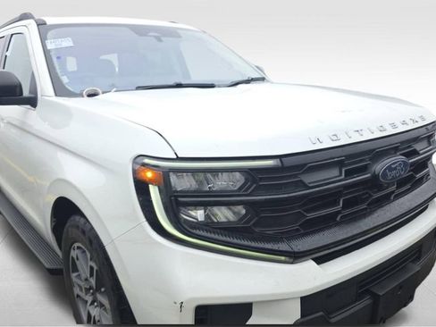 Certified 2025 Ford Expedition Active image 2