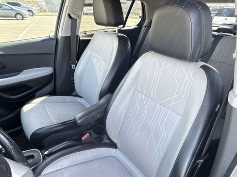 Used 2020 Chevrolet Trax LT w/ LT Convenience Package image 21