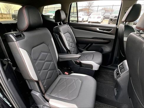 Used 2024 Volkswagen Atlas Peak Edition SE image 33