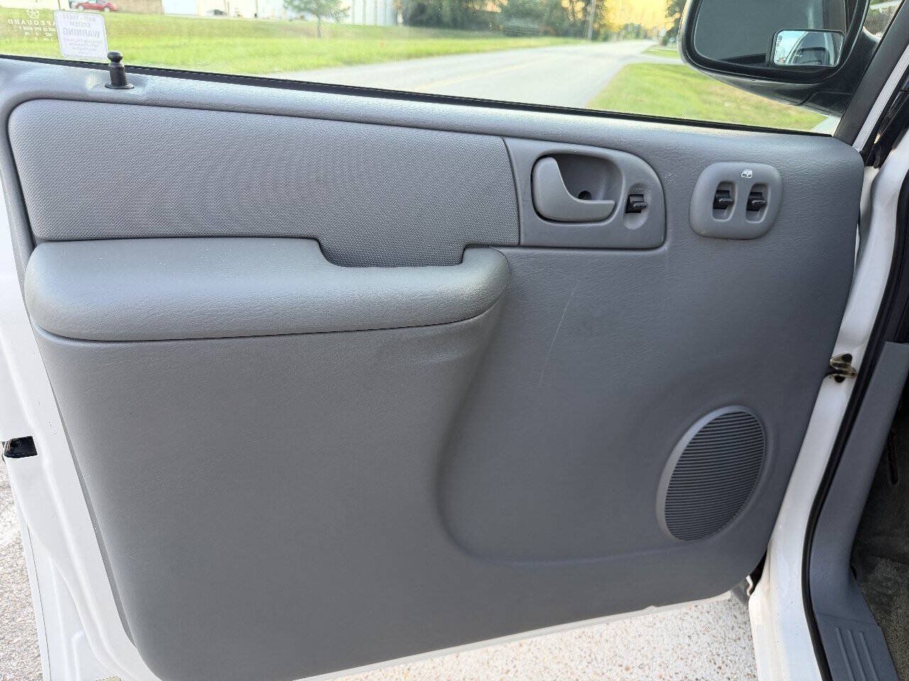Used 2005 Dodge Caravan SE w/ Popular Equipment Group FWD image 10