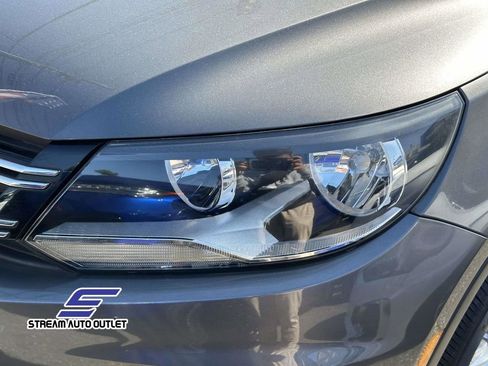 Used 2018 Volkswagen Tiguan Limited w/ Premium Package image 9