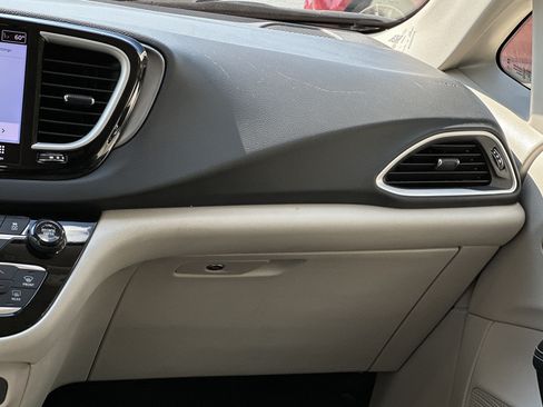 Used 2023 Chrysler Pacifica Touring-L FWD image 25