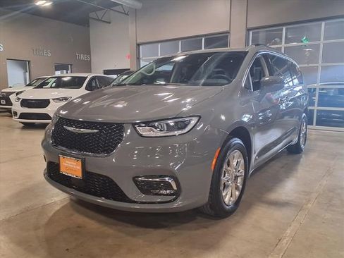 Used 2022 Chrysler Pacifica Touring-L image 4