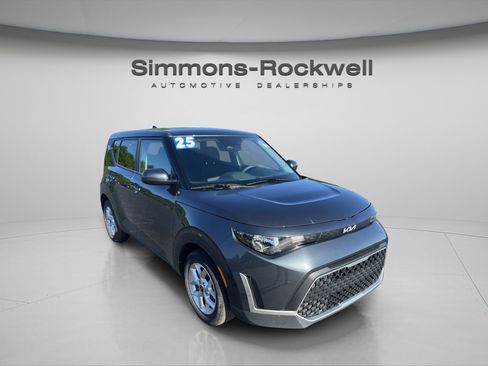 Used 2025 Kia Soul LX w/ LX Technology Package FWD image 7
