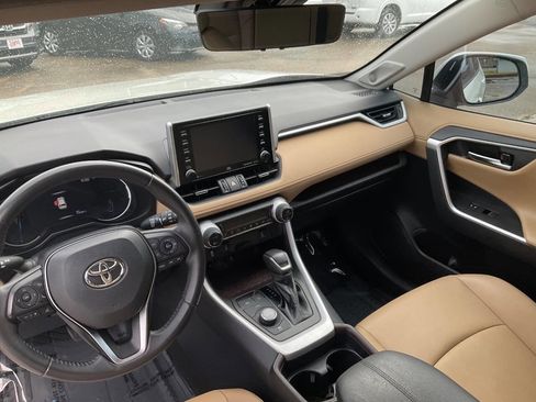 Used 2020 Toyota RAV4 Limited AWD/4WD image 18