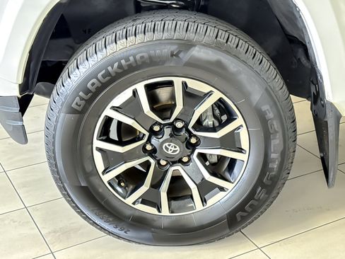 Used 2022 Toyota Tacoma TRD Sport AWD/4WD image 25