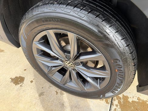 Used 2022 Volkswagen Tiguan SE image 9