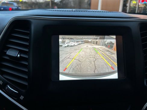 Used 2019 Jeep Cherokee Latitude Plus image 19