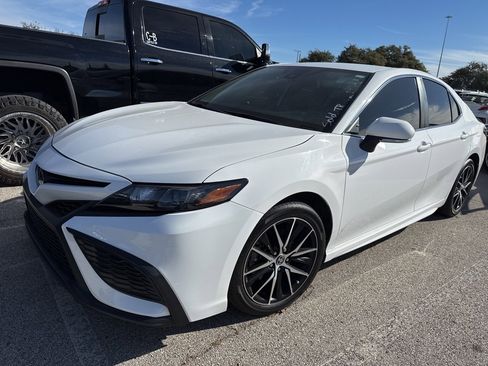 Used 2023 Toyota Camry SE image 1