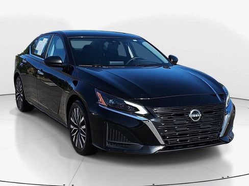 Used 2024 Nissan Altima 2.5 SV FWD image 3